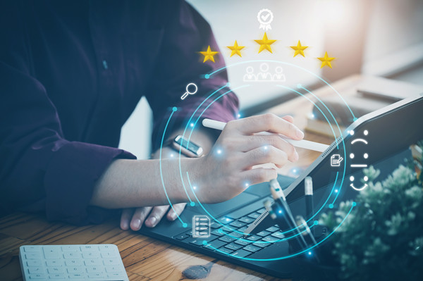 如何根據(jù)行業(yè)和市場狀況進行薪酬調整？