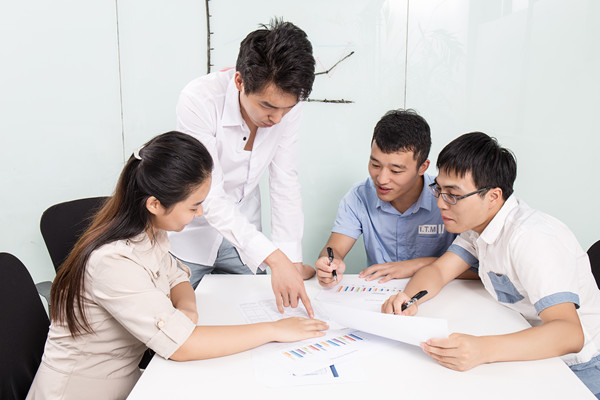設(shè)計(jì)合理激勵(lì)機(jī)制，激發(fā)員工工作積極性和創(chuàng)新精神
