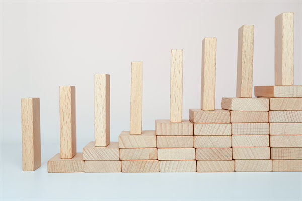 精心制定經(jīng)營策略，確保企業(yè)穩(wěn)健發(fā)展，實現(xiàn)長期盈利