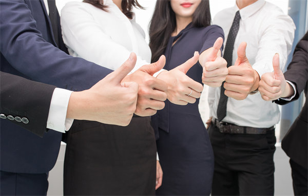在企業(yè)管理中，專權(quán)式和民主式管理各有哪些優(yōu)缺點？