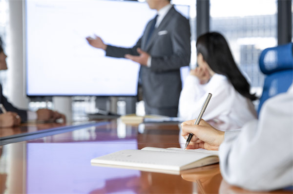 如何保證企業(yè)的年度工作方向與經(jīng)營(yíng)目標(biāo)保持一致？