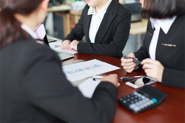初創(chuàng)企業(yè)如何設(shè)定合理的薪酬策略吸引人才？