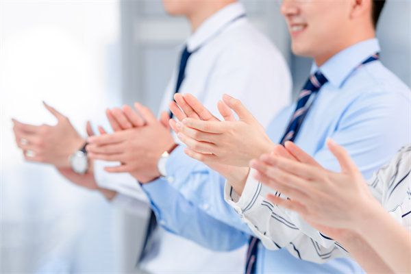 面對人才流失問題，企業(yè)應(yīng)如何改進人力資源策略？