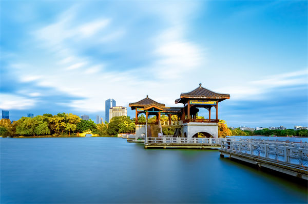 惠州戰(zhàn)略咨詢公司如何為企業(yè)定制長遠發(fā)展規(guī)劃？