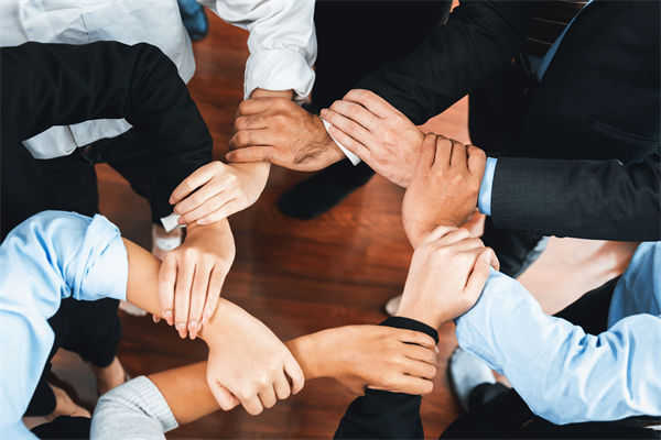 在制定企業(yè)戰(zhàn)略規(guī)劃時(shí)，如何平衡短期與長期目標(biāo)？