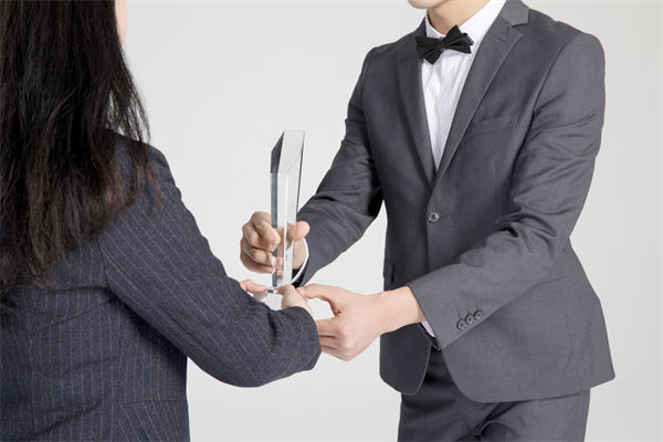 績效管理中，如何激勵優(yōu)秀員工，又幫助其提升？