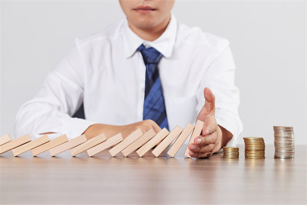 在年度經營計劃中，如何有效識別并應對潛在風險？