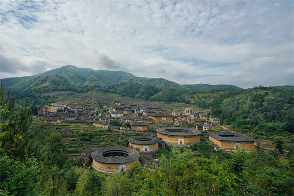 企業(yè)如何借助福州咨詢(xún)公司提升生產(chǎn)效率和減少浪費(fèi)？
