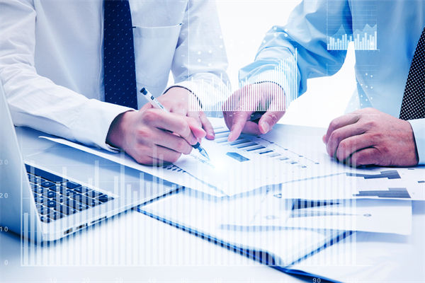 如何通過(guò)預(yù)算分析，識(shí)別企業(yè)運(yùn)營(yíng)中的潛在風(fēng)險(xiǎn)與機(jī)遇？